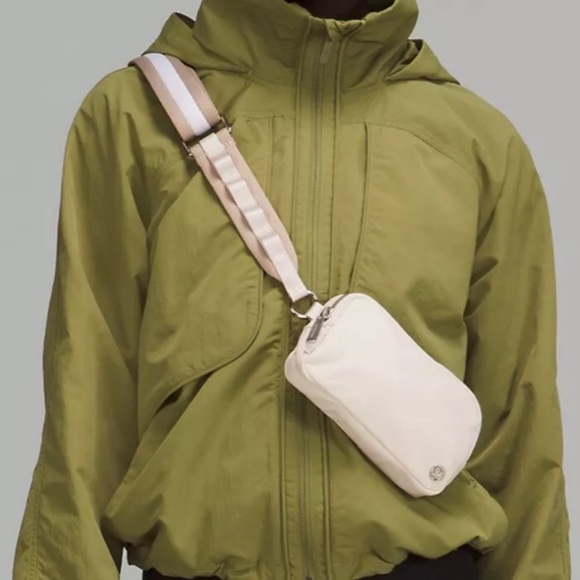 lululemon athletica Handbags - NWOT Lululemon Everywhere Crossbody Belt Bag with Unique Extended Strap